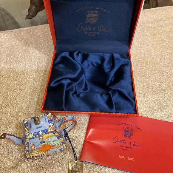 CHARLOTTE DI VITA LONDON COLLECTIONS. NUMBERED EDITION #846 MINIATURE TEA POT - Picture 7 of 8